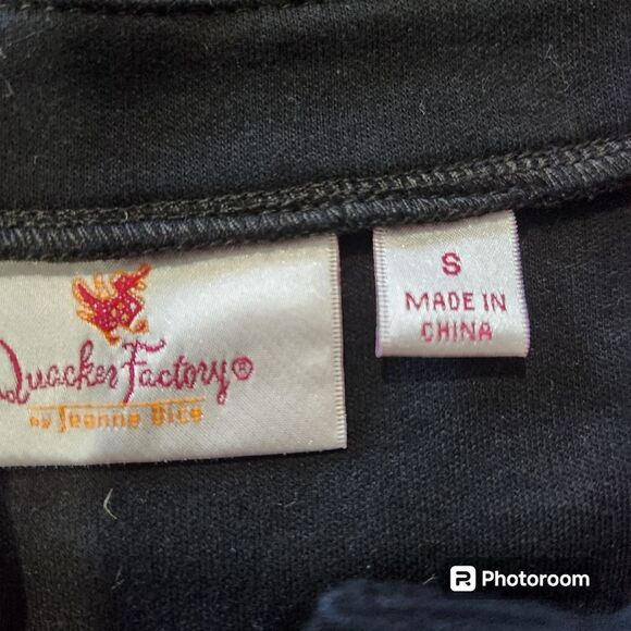 Quaker Factory Embellished T Shirt Womens SZ Small Glam Rivet Polished Mature - Picture 2 of 5